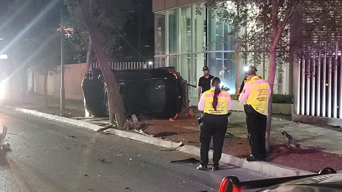 Conductor presuntamente ebrio vuelca en Garza Sada