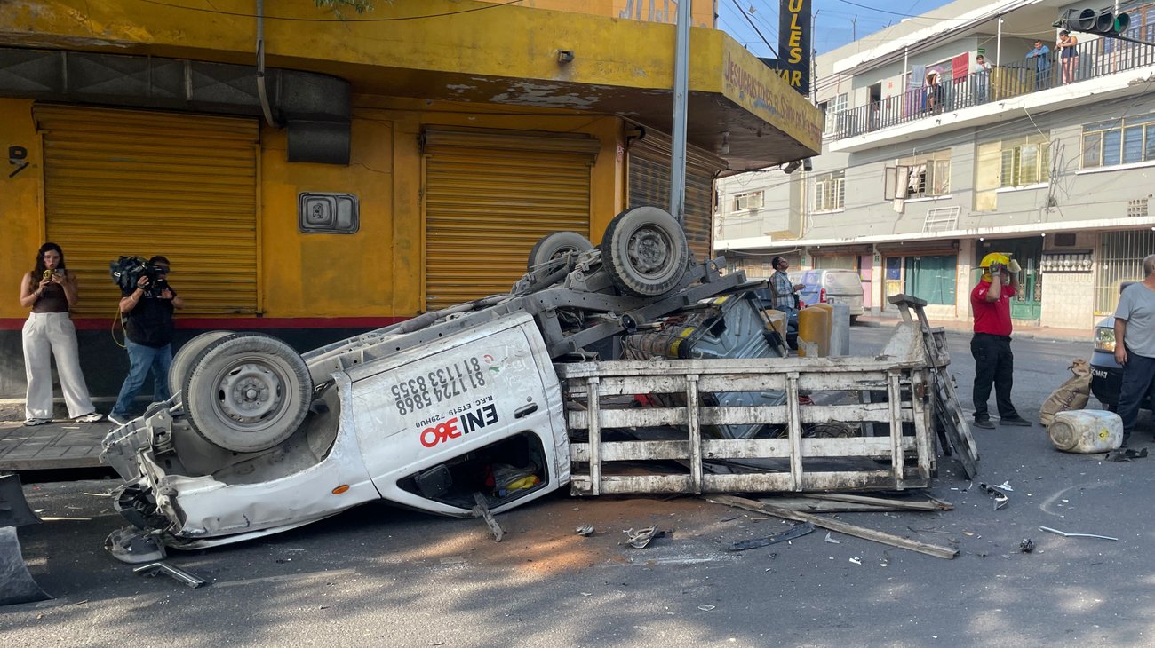 Choque y volcadura deja dos heridos en Centro de Monterrey
