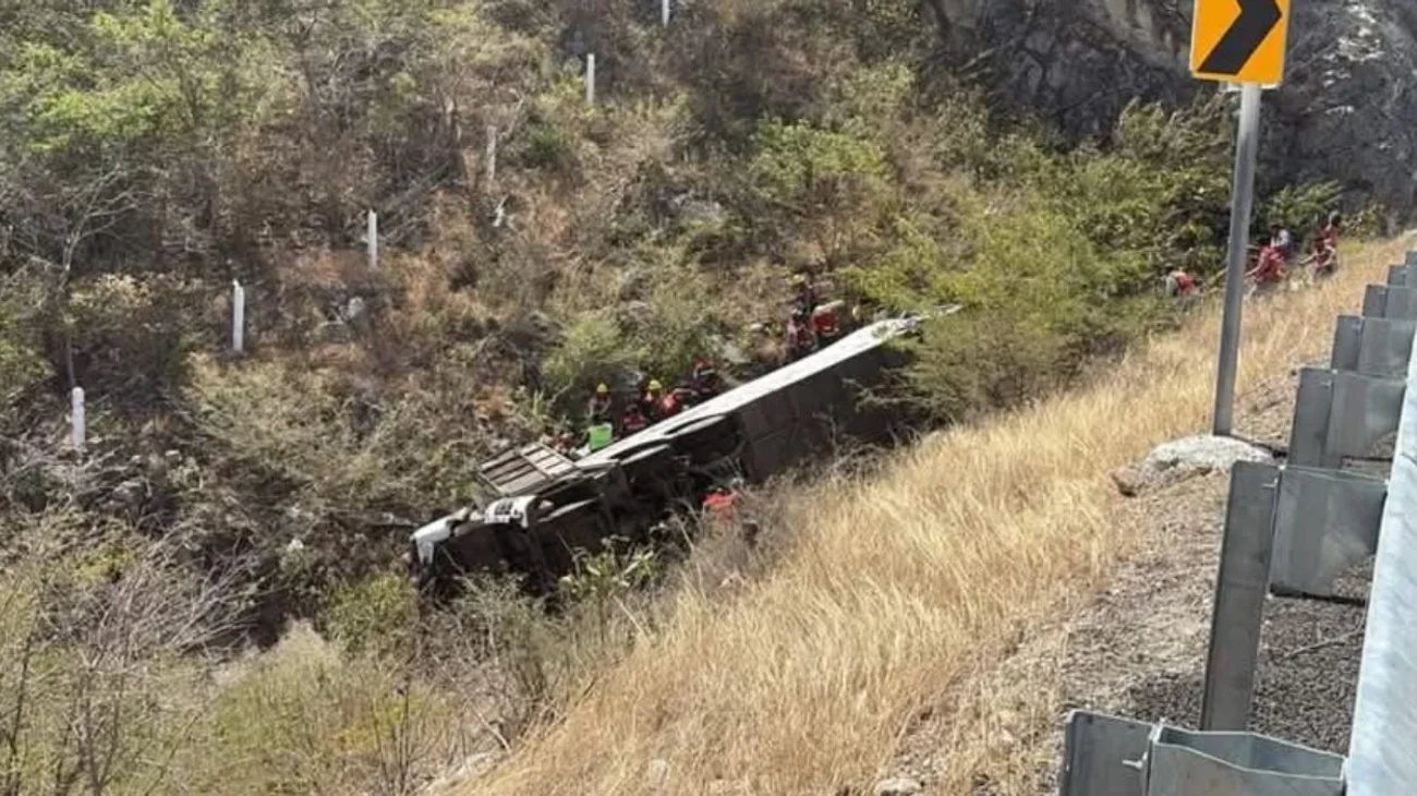 Mueren 11 personas y 30 resultan heridos en volcadura de autobús