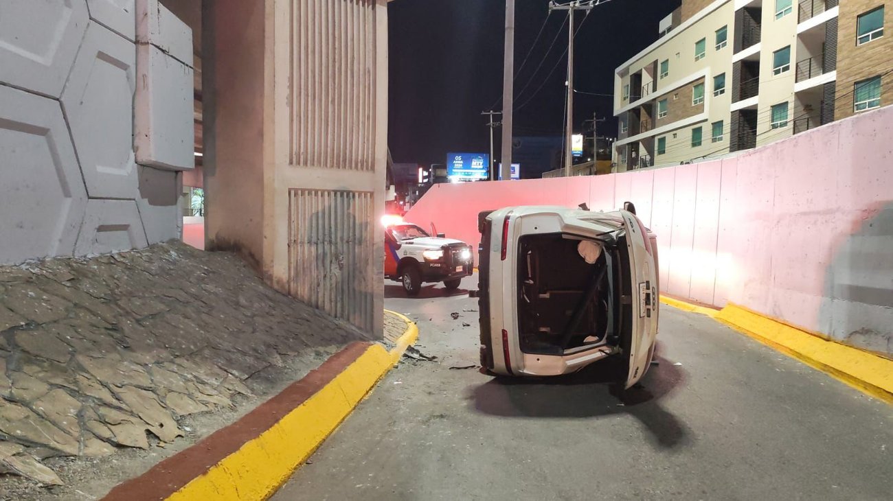 Vuelca camioneta de lujo tras impactar contra borde de pavimento