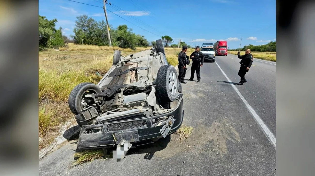 Vuelca automóvil sobre la carretera 85, en Güémez