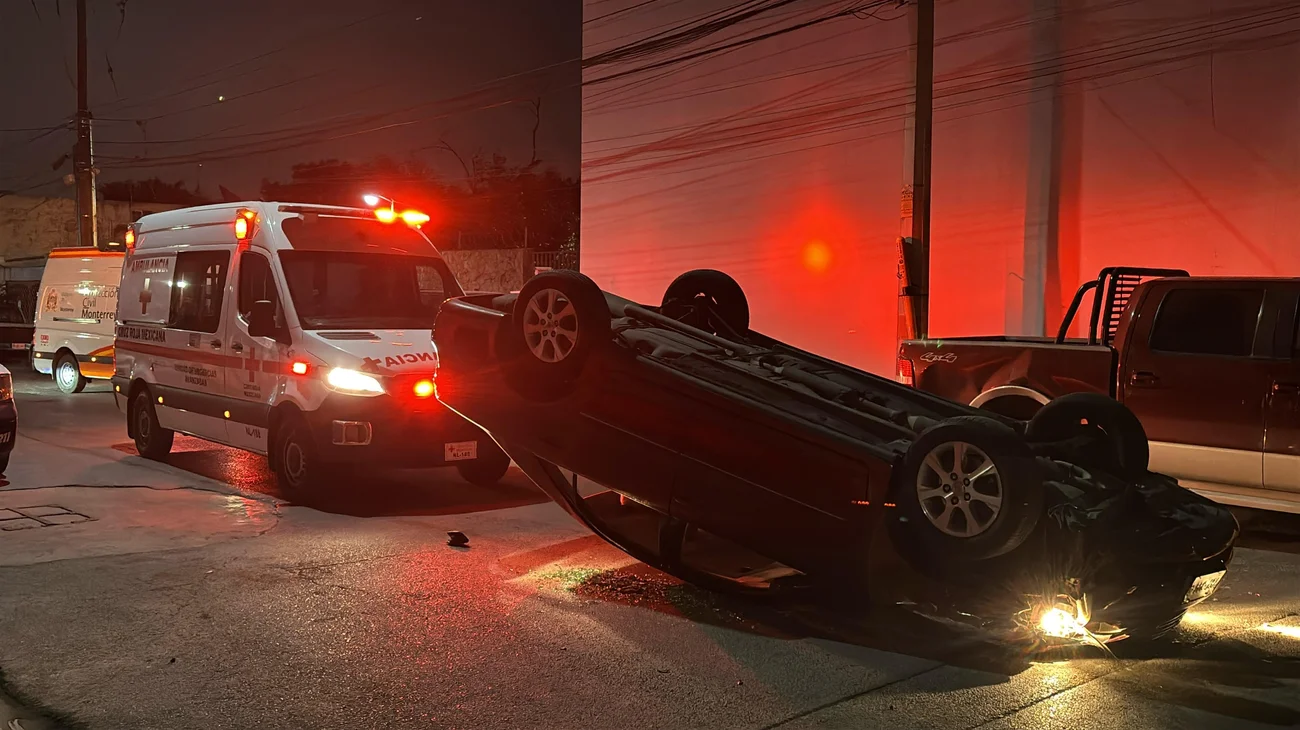 Vuelcan dos jóvenes tras chocar camioneta en Garza Sada