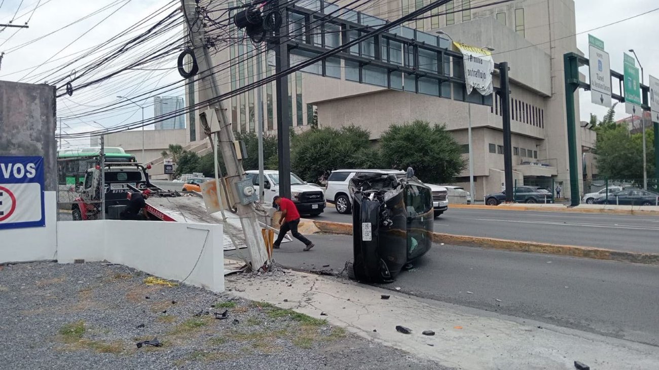 Vuelca Tesla sobre Vasconcelos al circular en piloto automático