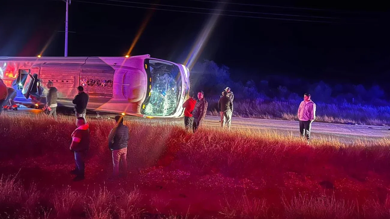 Volcadura de autobús deja un muerto en la carretera 57