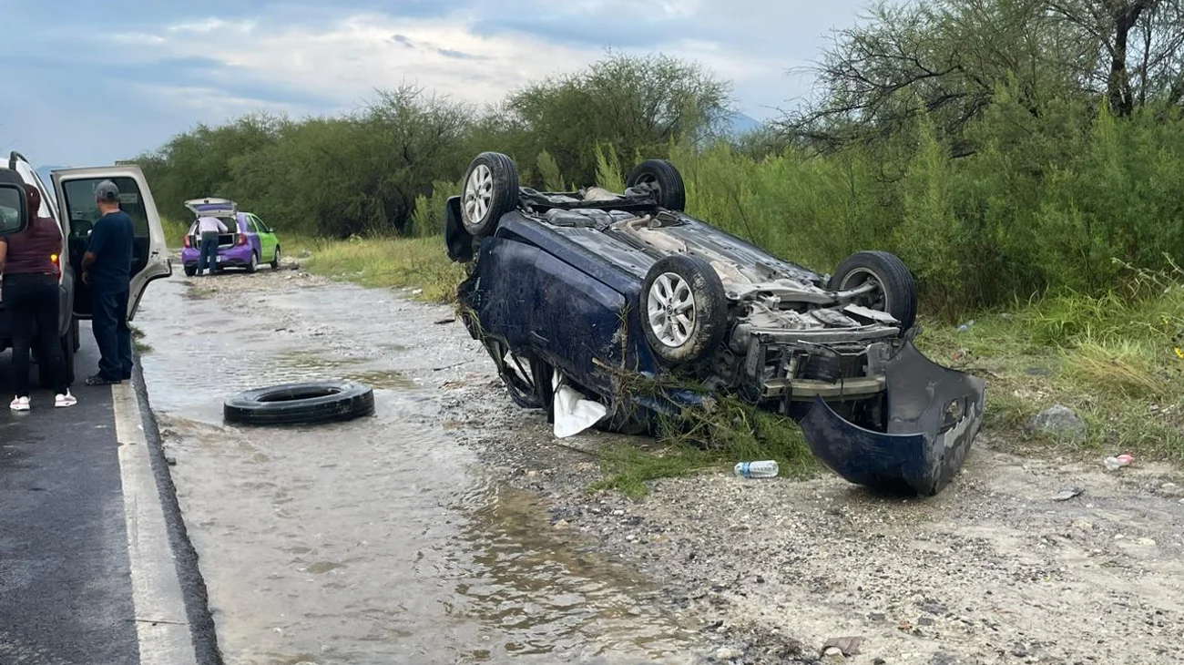 Vuelca en autopista Aeropuerto tras pasar por encharcamiento