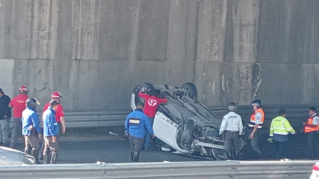 Se registra volcadura de auto en avenida Constitución