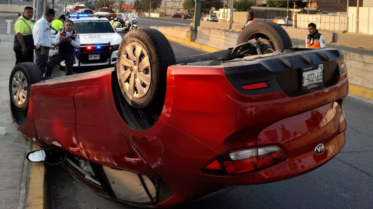 Dos prensados luego de volcarse en avenida Revolución