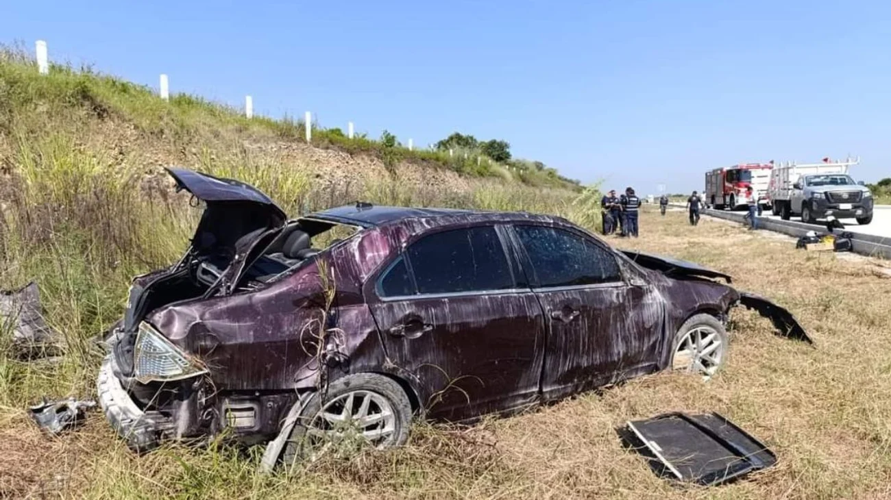 Vehículo vuelca en Cadereyta; hay 3 lesionados y un muerto