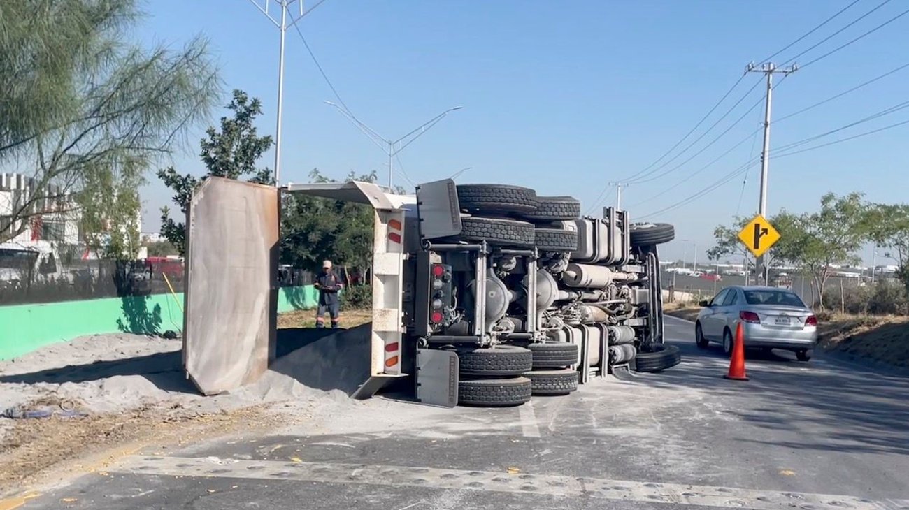Volcadura de camión materialista colapsa autopista al Aeropuerto