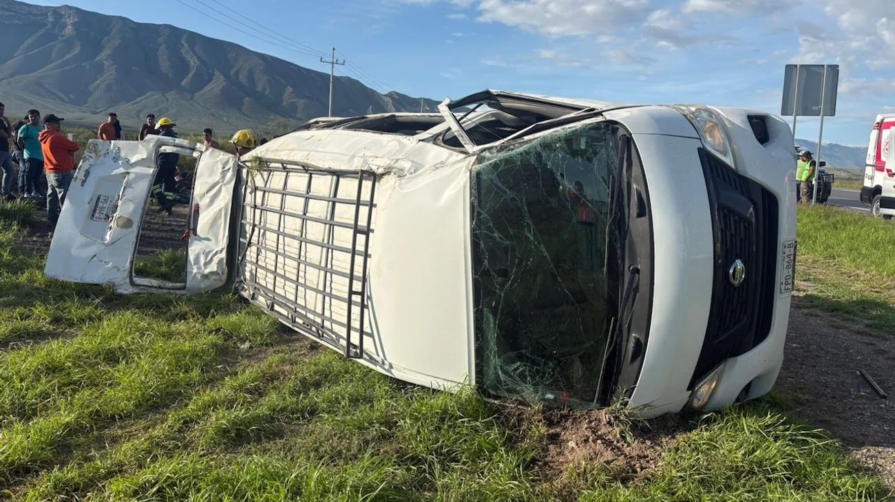 Volcadura de transporte de personal deja 9 lesionados