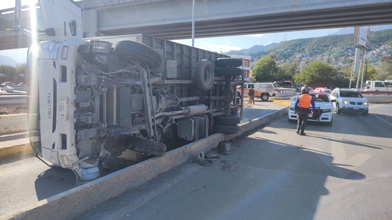 Vuelca camión sobre la avenida Morones Prieto