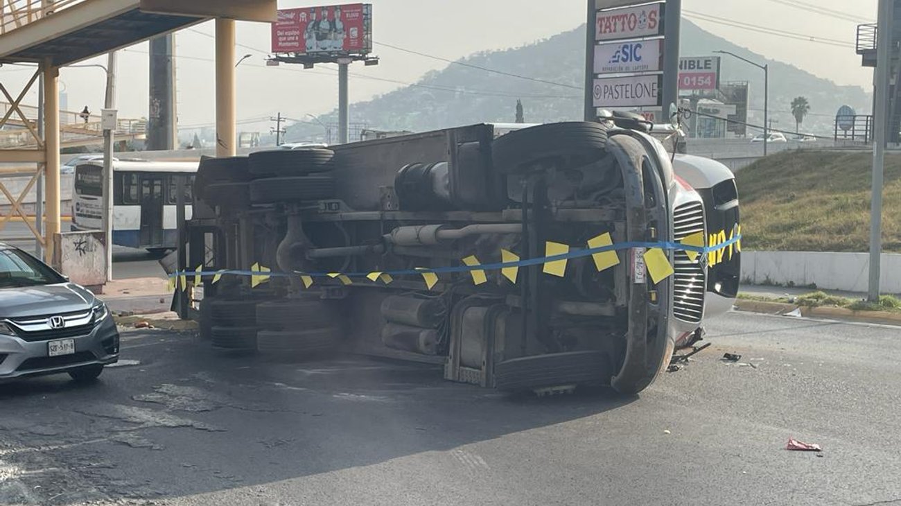 Vuelca camión cargado con fruta sobre Lázaro Cárdenas