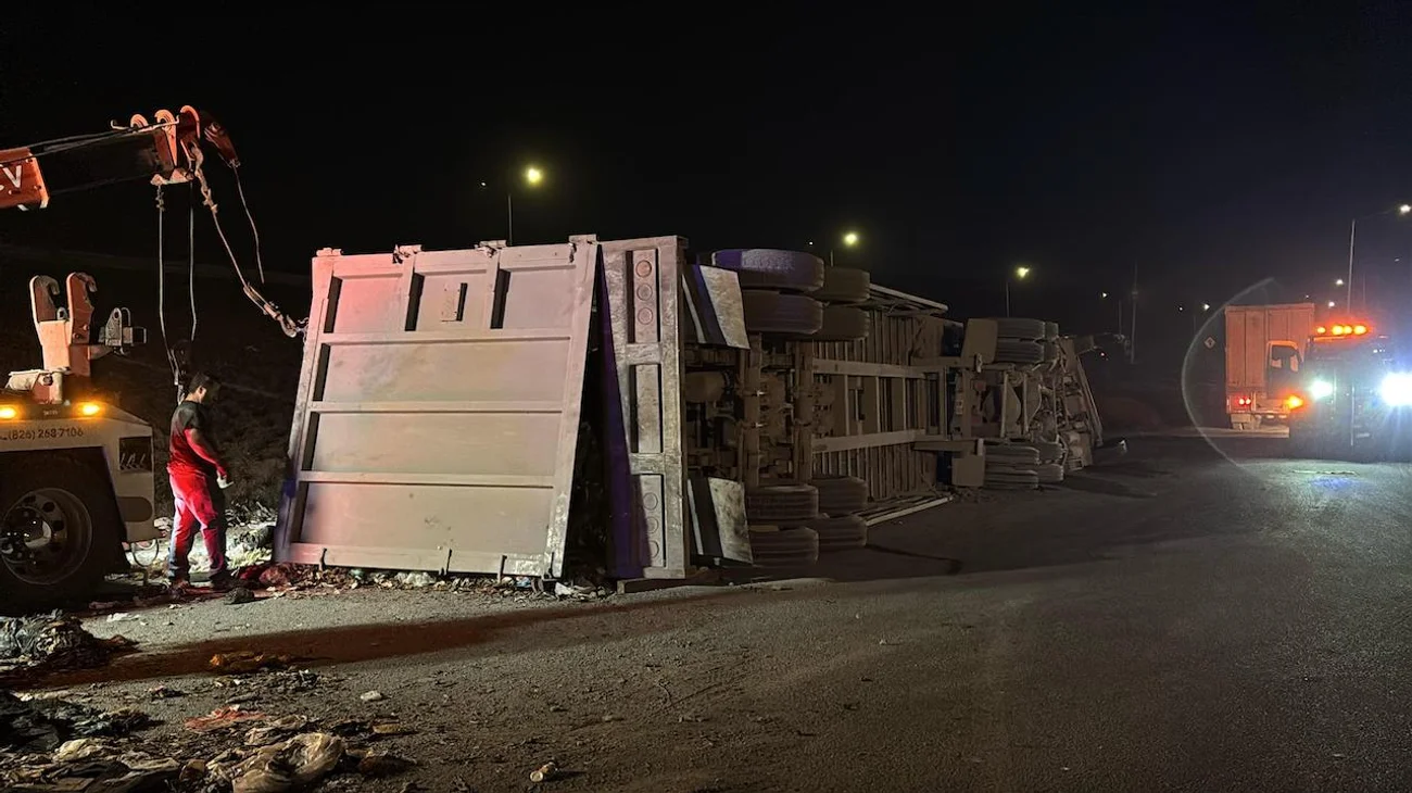 Vuelca camión de carga pesada; le gana peso de la basura