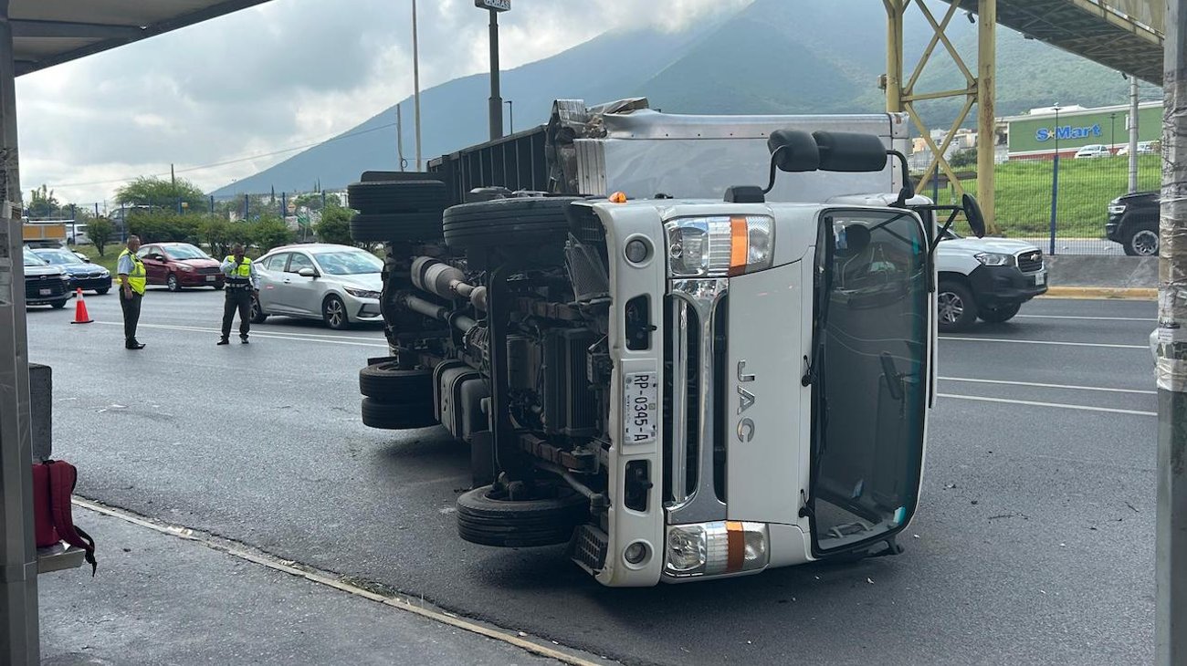Camión termina volcado en Leones tras exceso de velocidad