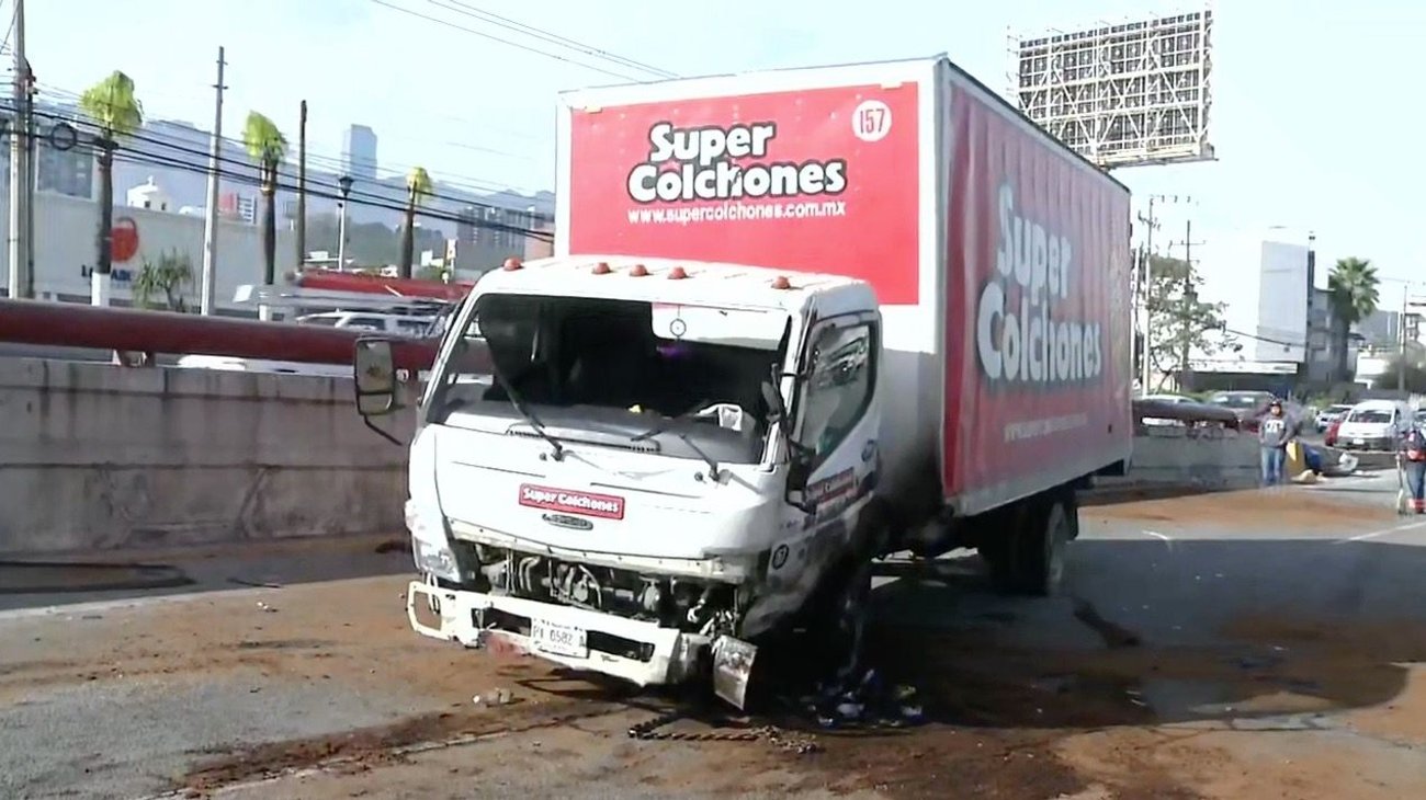 Provoca volcadura caos vial en avenida Morones Prieto