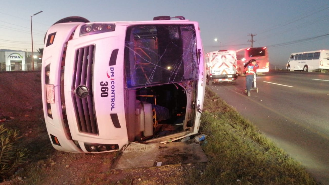 Dormita y vuelca camión con 18 pasajeros en Ramos Arizpe