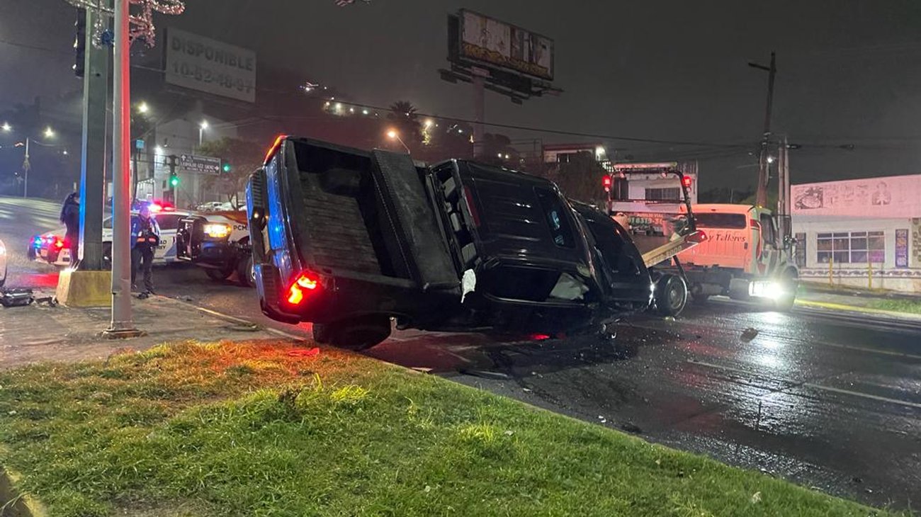 Vuelca camioneta y conductor se da a la fuga 