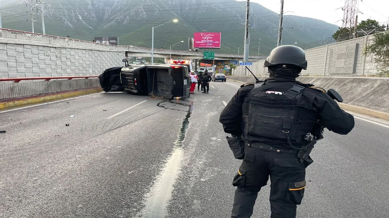 Vuelca camioneta en Av. Lázaro Cárdenas y se da a la fuga