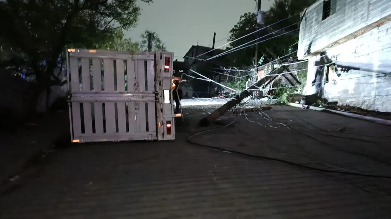 Falla en ascenso, choca contra poste y deja sin luz a colonia