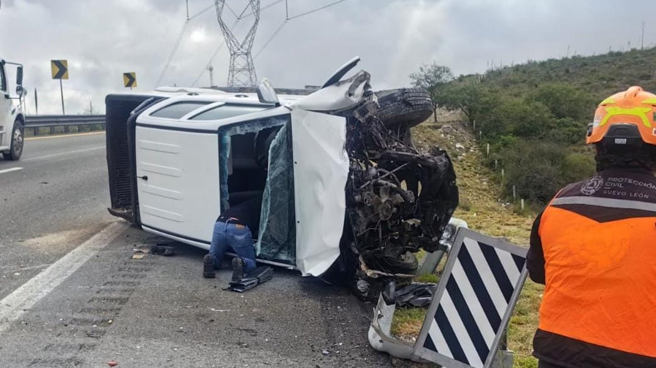 Volcadura de camioneta causa cierre en carretera a Saltillo