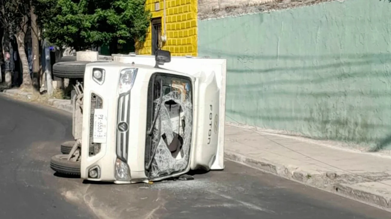 Se pasa el alto y provoca volcadura de camión