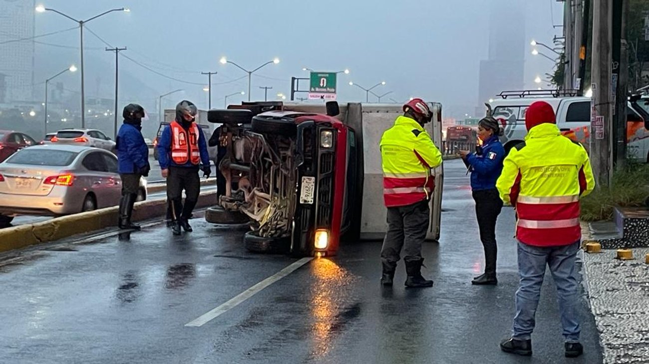 Conduce a exceso de velocidad y vuelca sobre Constitución