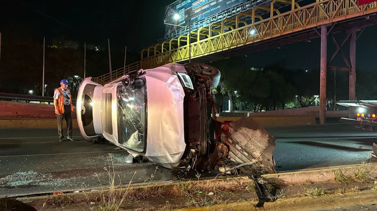 Vuelca camioneta en avenida Garza Sada; conductor sale ileso