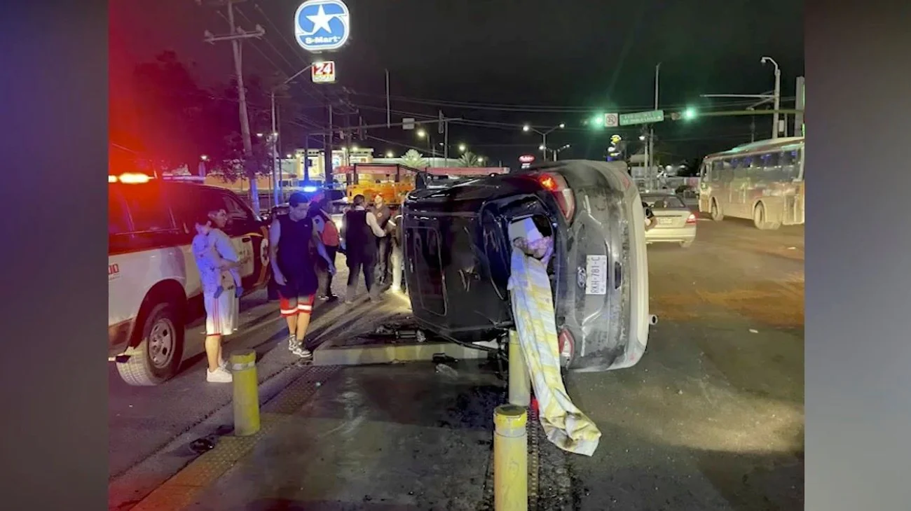 Vuelca camioneta tras choque tipo crucero en Guadalupe