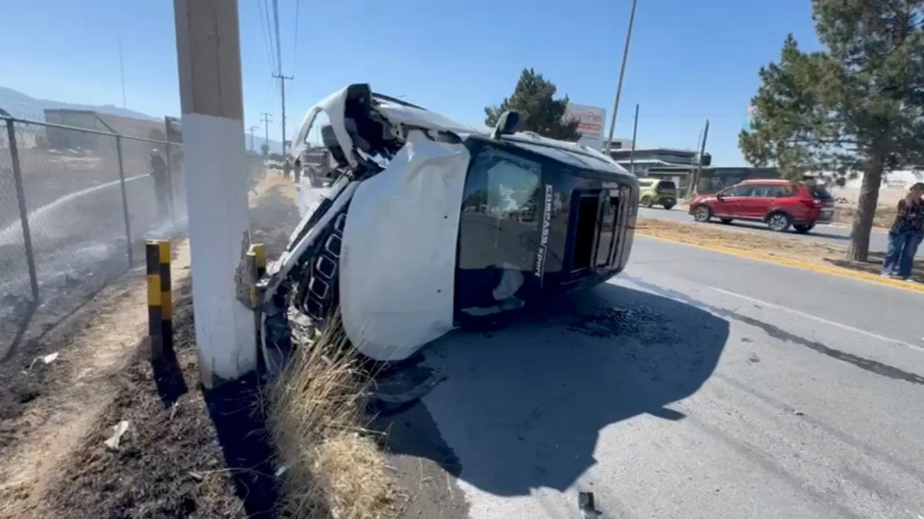 Camioneta se impacta contra poste y termina volcada