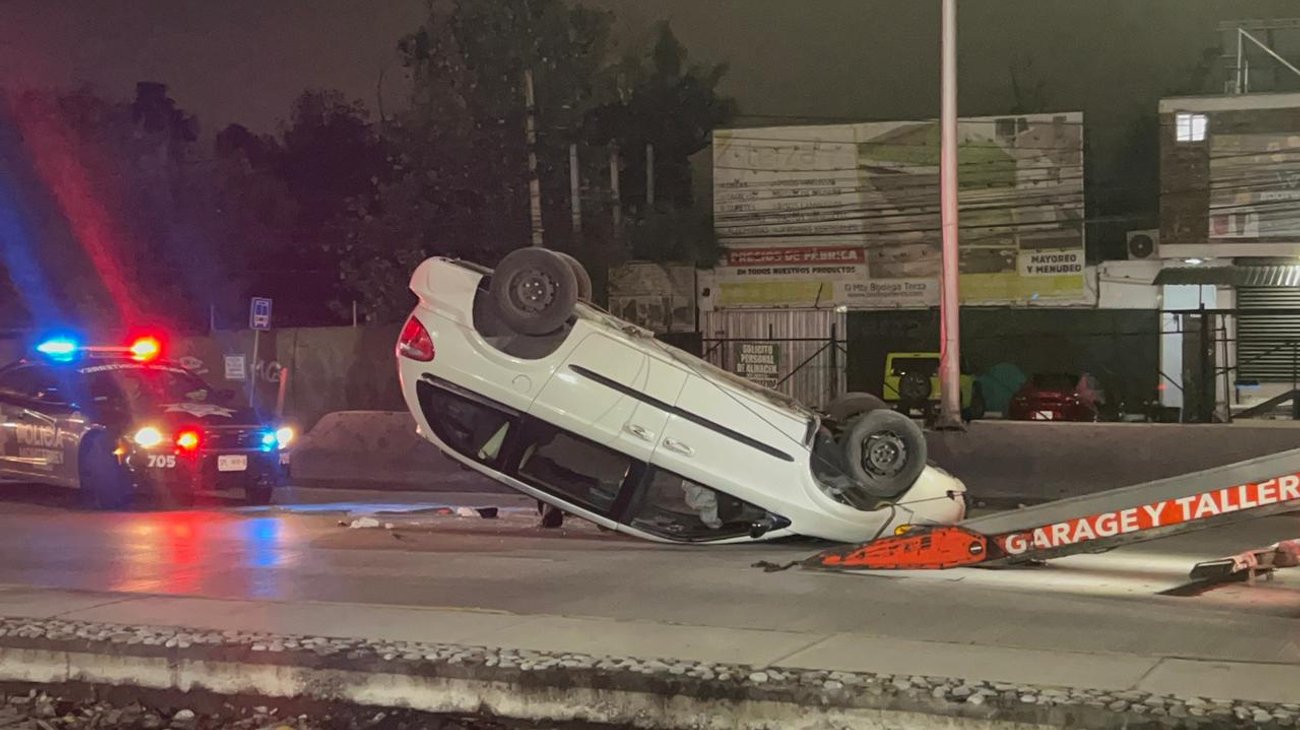 Vuelca camioneta al impactar muro; pareja resulta lesionada