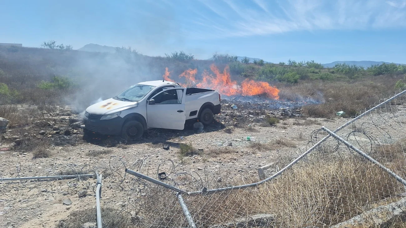 Camioneta vuelca e incendia cerca de Aeropuerto Plan de Guadalupe