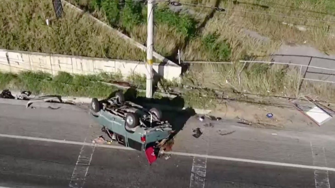 Volcadura de camioneta en El Uro deja dos lesionados