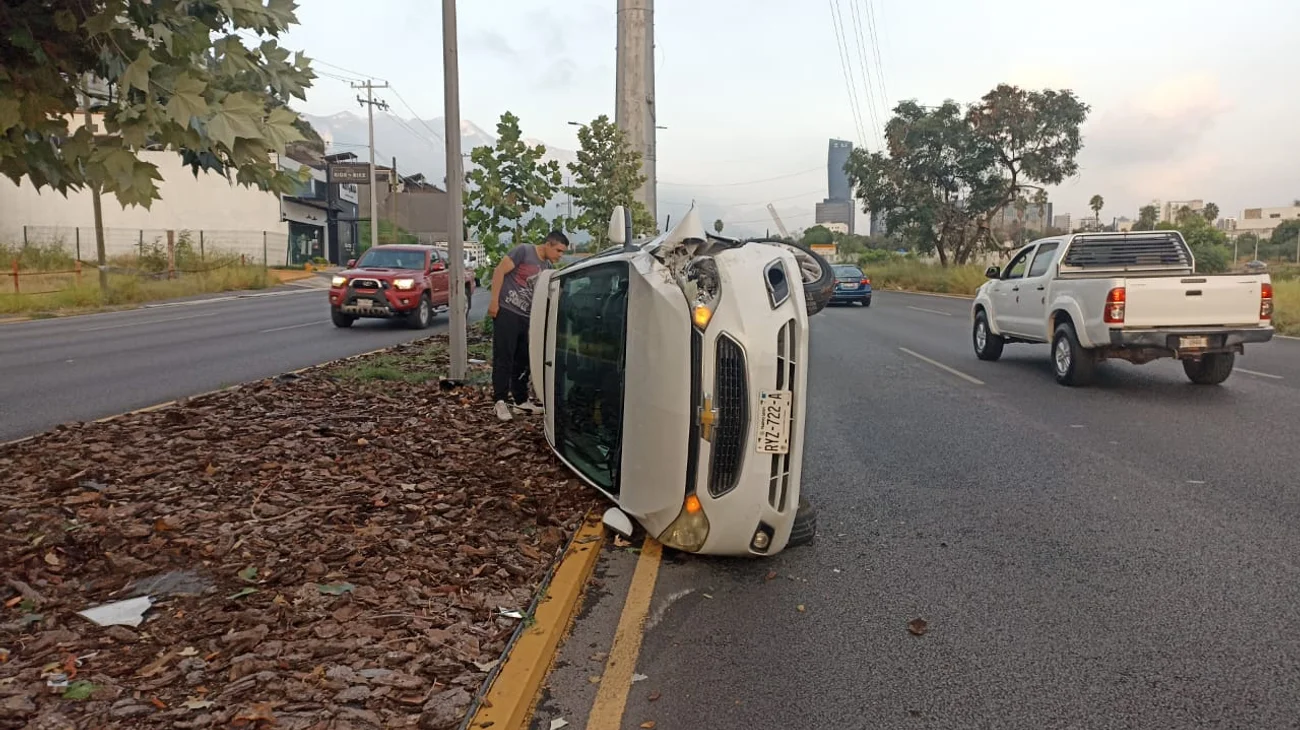 Vuelca auto en Morones Prieto e impacta árbol; sale ileso