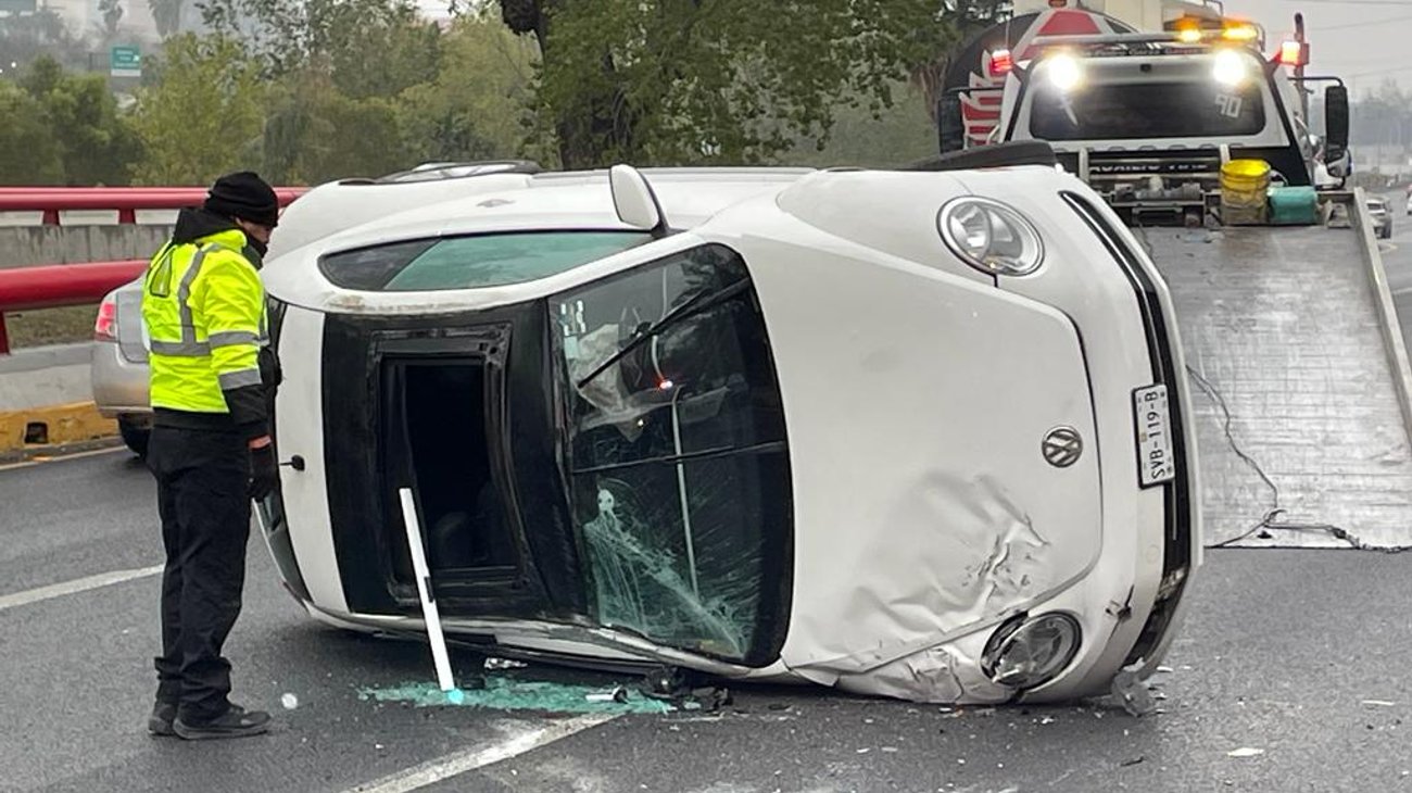 Vuelca conductora su auto en avenida Morones Prieto