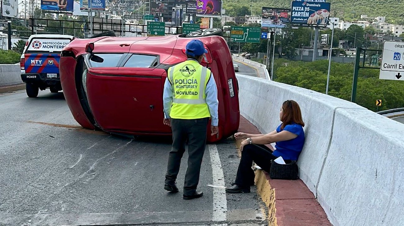Vuelca su vehículo en paso elevado de Venustiano Carranza