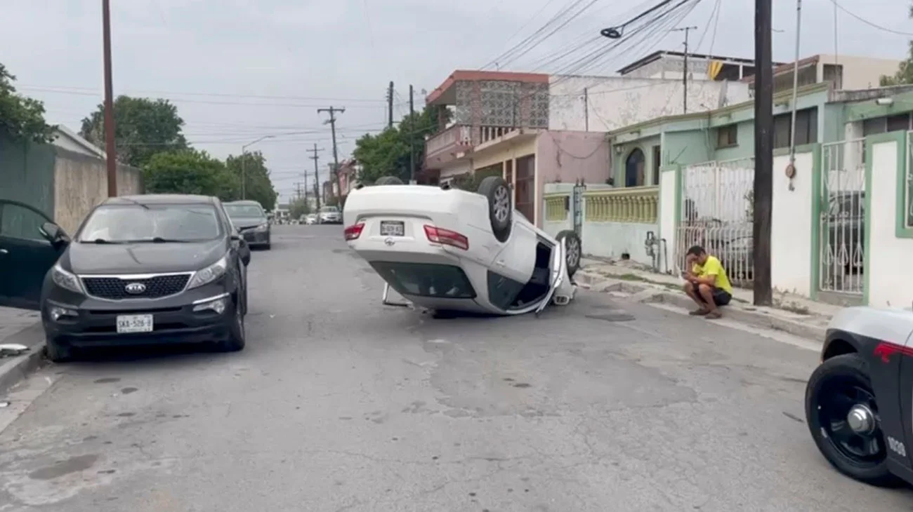 Vuelca su automóvil y daña a otro estacionado