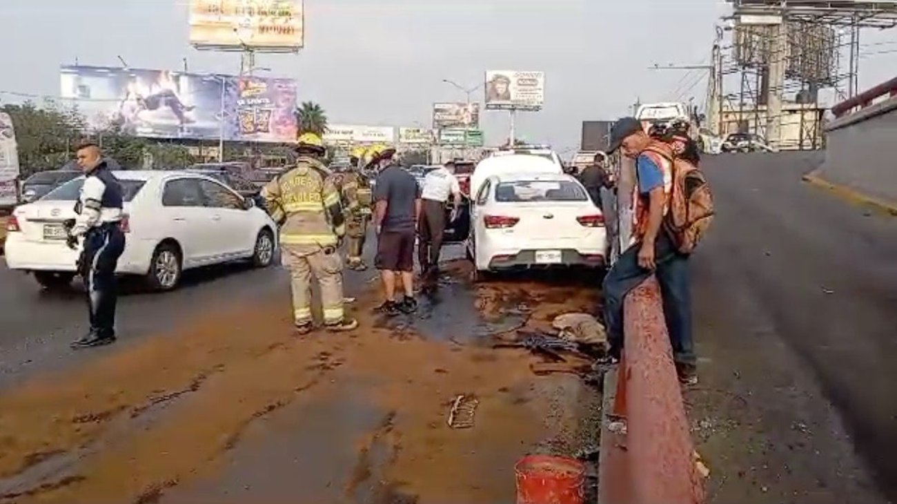 Conductor indeciso termina volcado sobre Fidel Velázquez