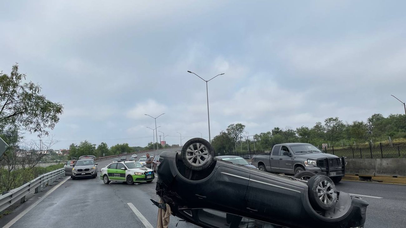 Vuelca conductor sobre Miguel de la Madrid; resulta ileso