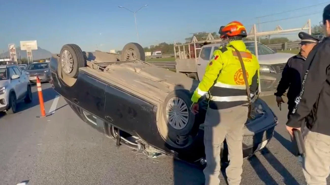Vuelca auto en Miguel de la Madrid; conductor queda herido