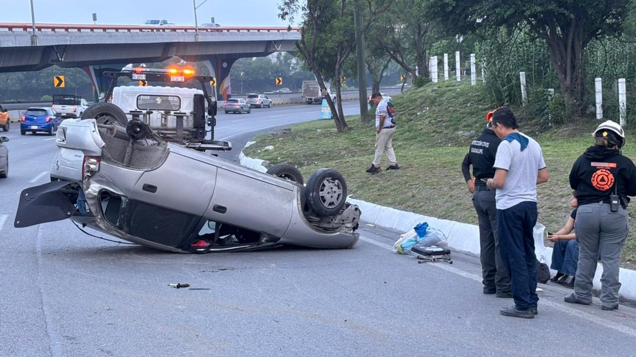 Volcadura deja dos lesionados y provoca caos vial en Guadalupe