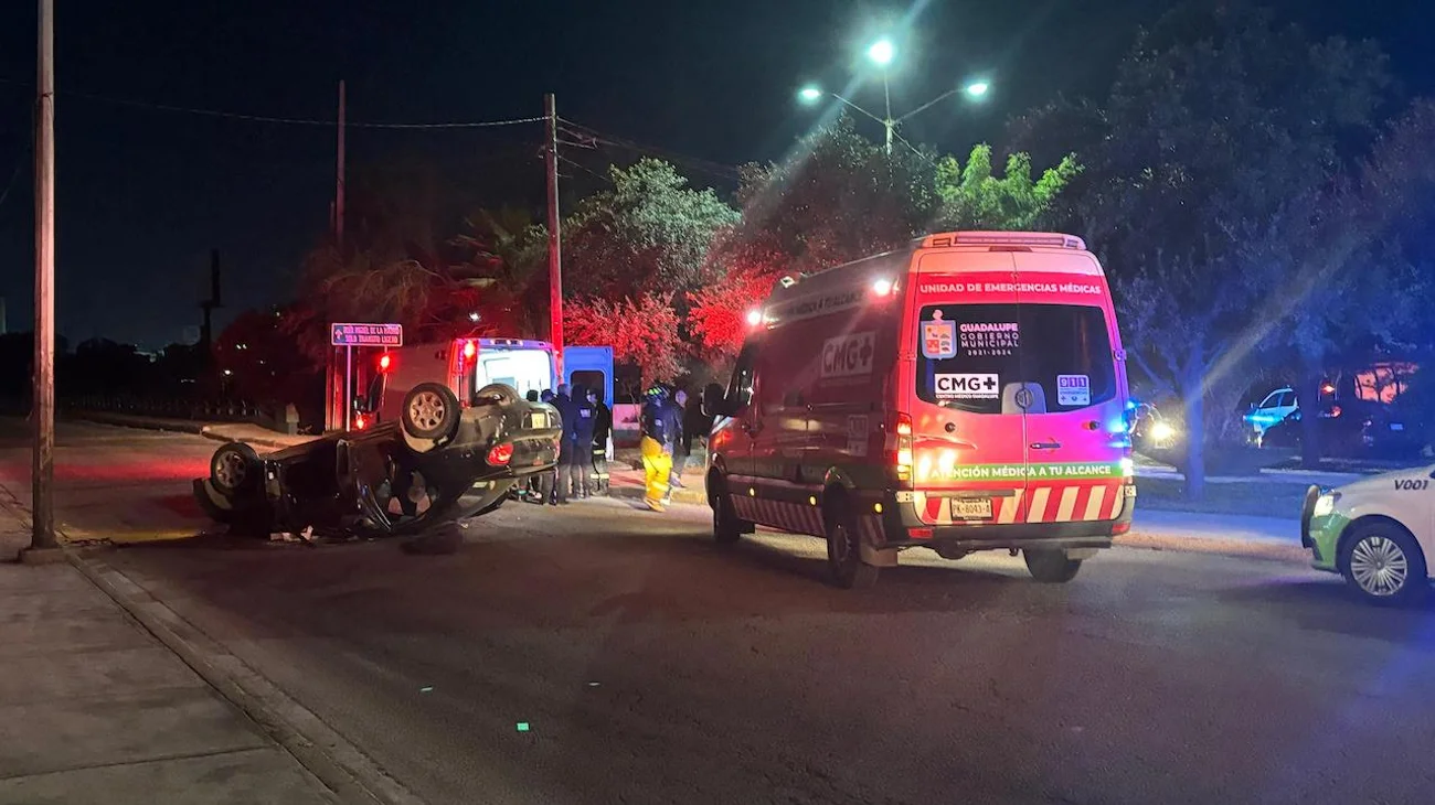 Regresan de posada y vuelcan al intentar huir de choque