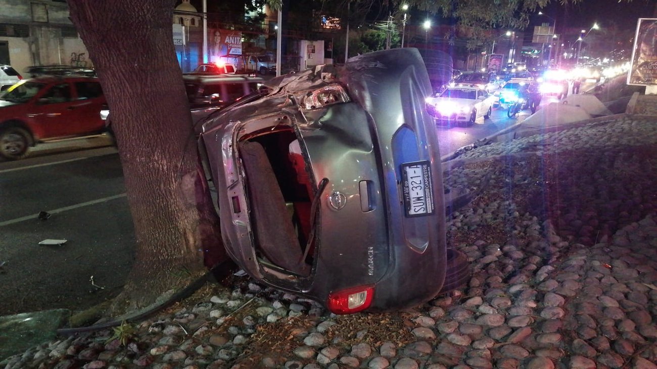 Muere tras volcar auto en Av. Lázaro Cárdenas