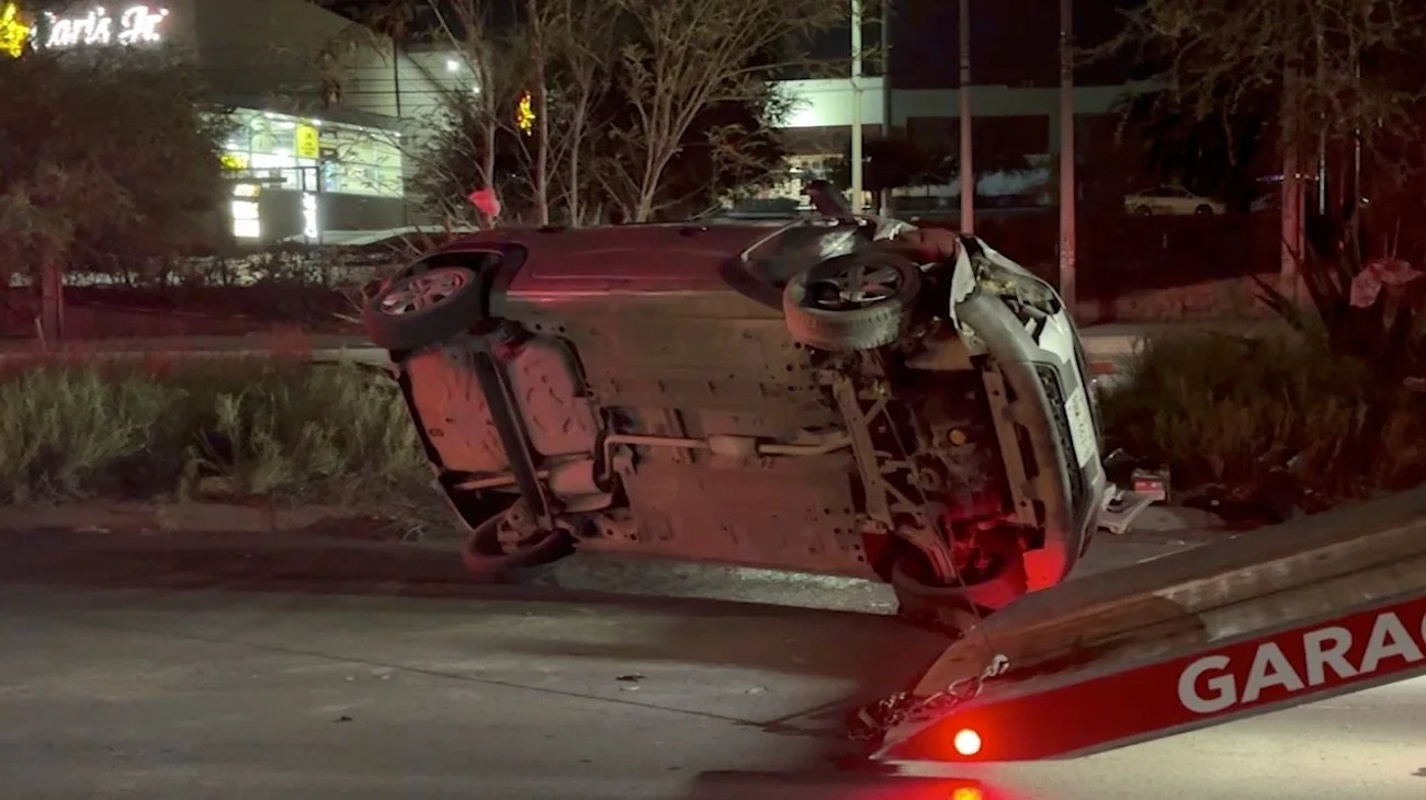 Vuelca automóvil tras choque por alcance en la avenida Lincoln