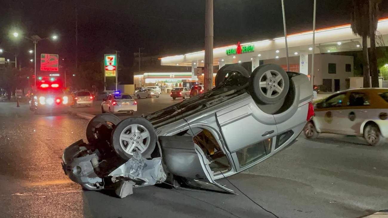 Conductor choca, vuelca y deja su auto abandonado