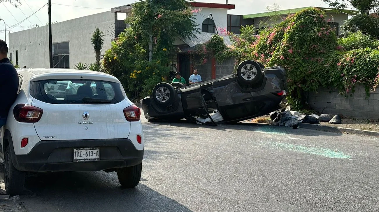Se pasa camioneta el alto, choca y vuelca en Topo Chico