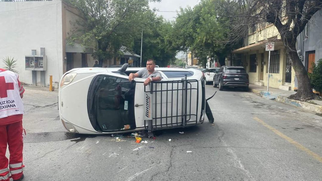 Volcadura deja dos lesionados en el centro de Monterrey