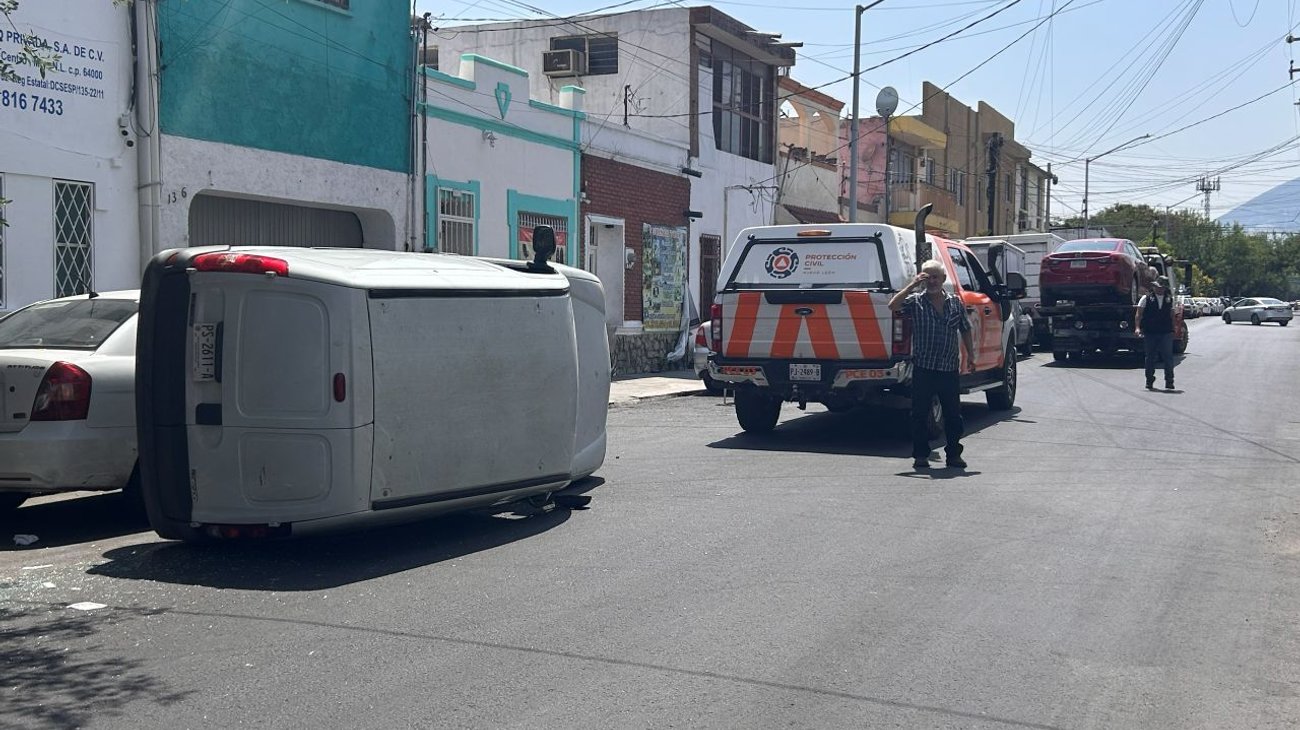 Volcadura deja dos lesionados; conductor responsable huye