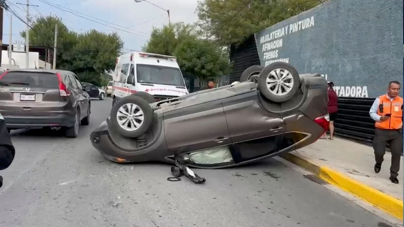 Volcadura de camioneta deja a conductora lesionada