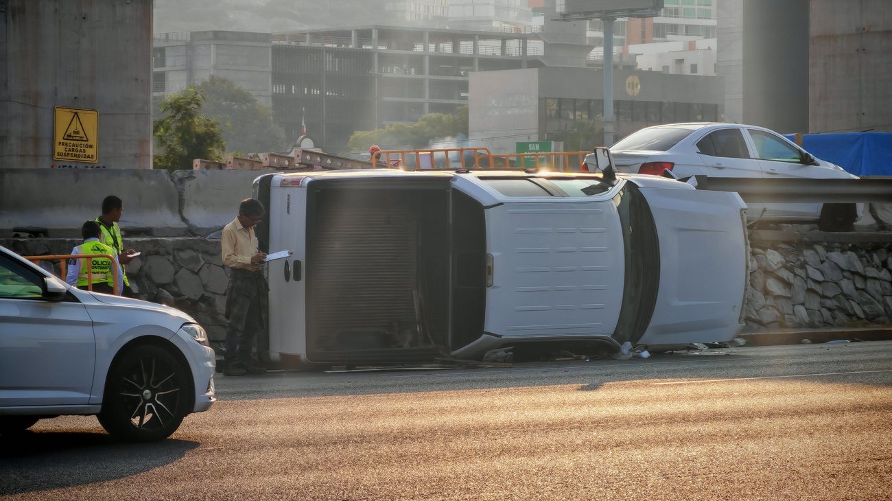 Vuelca camioneta en avenida Constitución en Monterrey