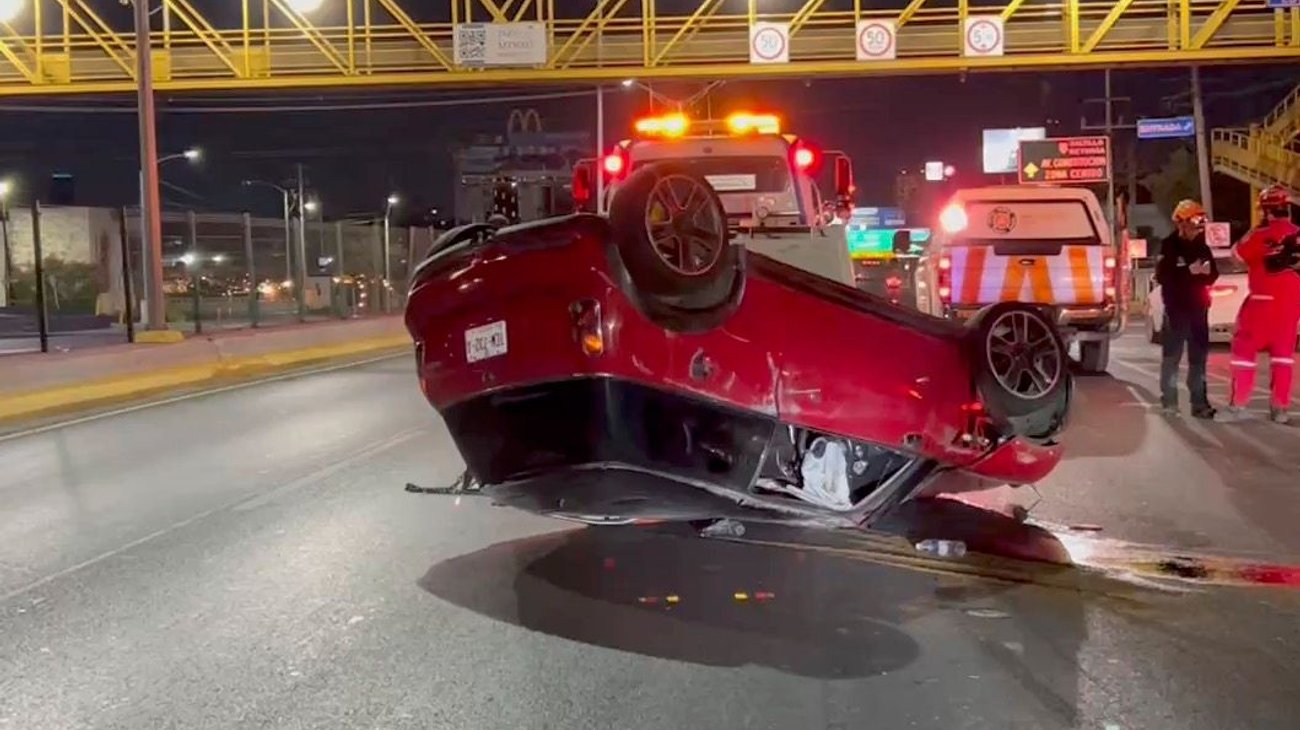 Vuelca auto y camioneta tumba poste en Garza Sada